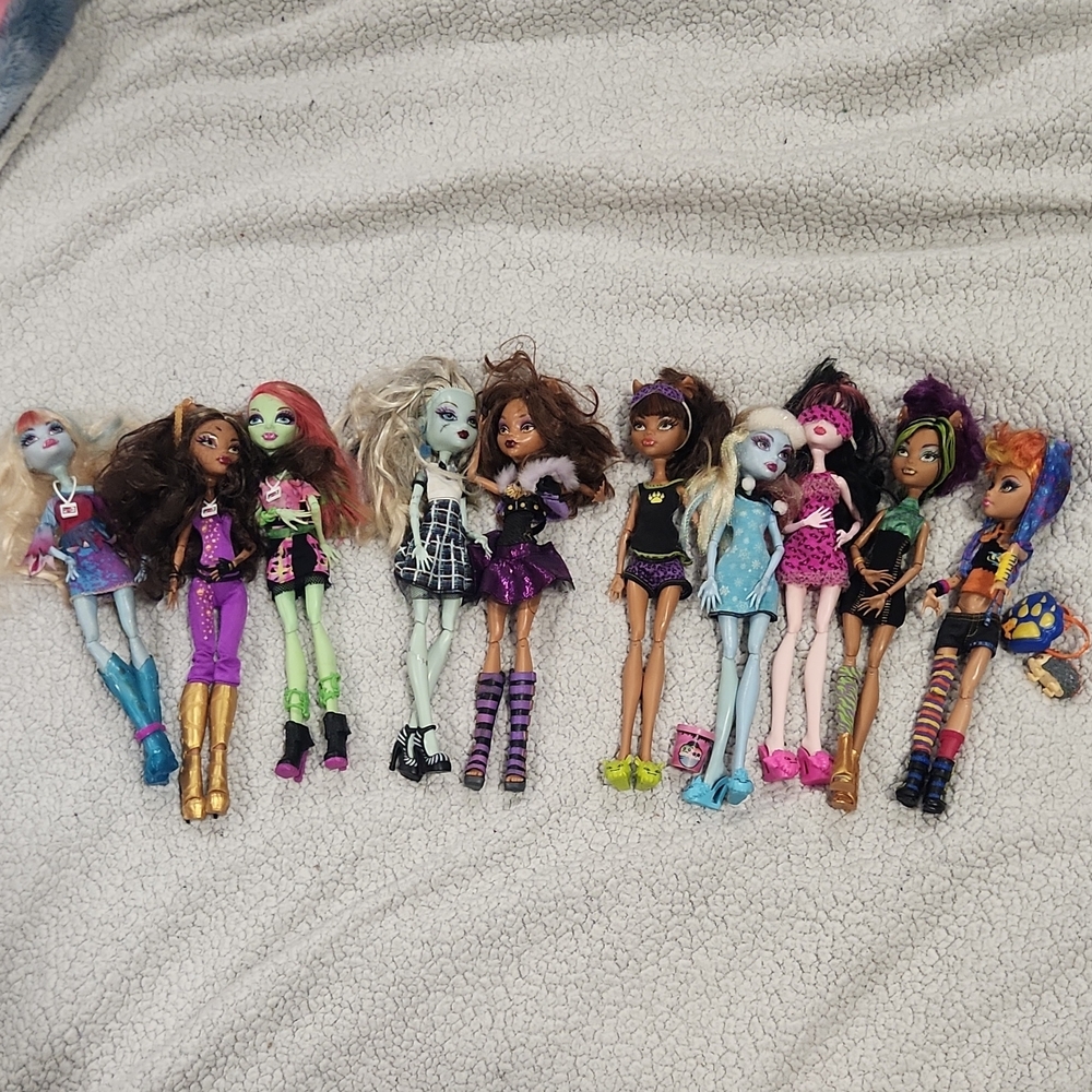 VINTAGE/ EXCLUSIVE MONSTER HIGH DOLLS (7) with accessories